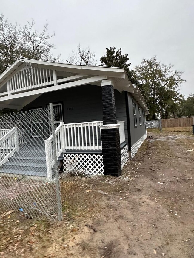 Building Photo - Fully Renovated 3/1 Single Family House Av...