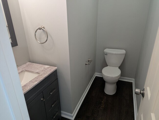 Building Photo - Remodeled 2 Bedroom 1.5 Bath - Overland Park