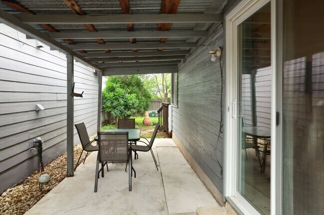 Building Photo - Freshly Renovated! Great Location! Such a sweet home