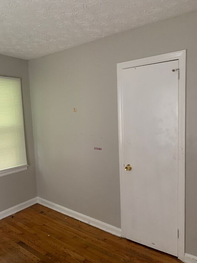 Building Photo - COMING SOON 3 Bed 1 bath