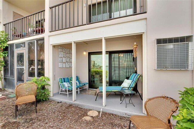 Building Photo - 7700 Sun Island Dr S