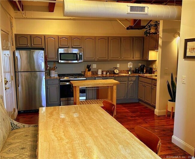 Building Photo - 145 Canal St E