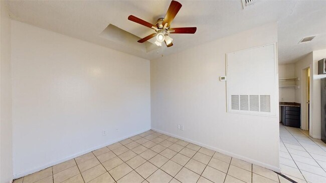 Building Photo - 725 Peppertree Dr