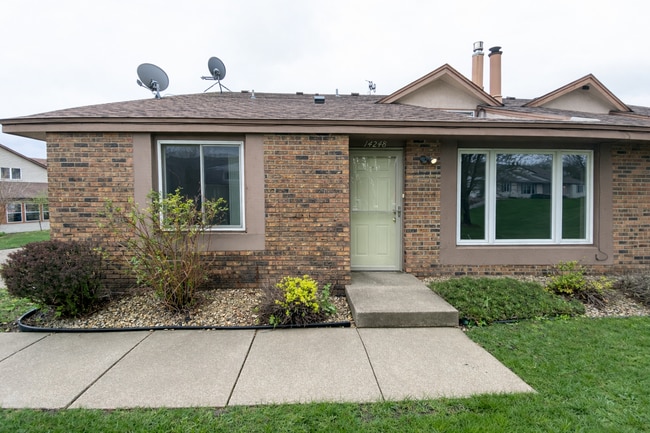 Building Photo - Updated 2br/1ba Townhome in Apple Valley