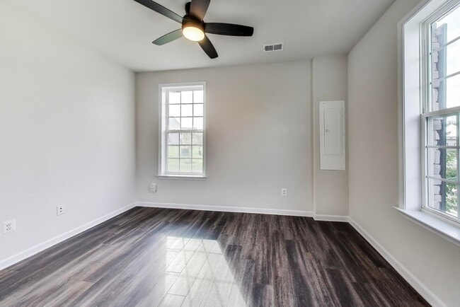 Building Photo - Luxurious on Lanham Hill - 3 + 3.5 Near New TH 3 bed + 3 Ba