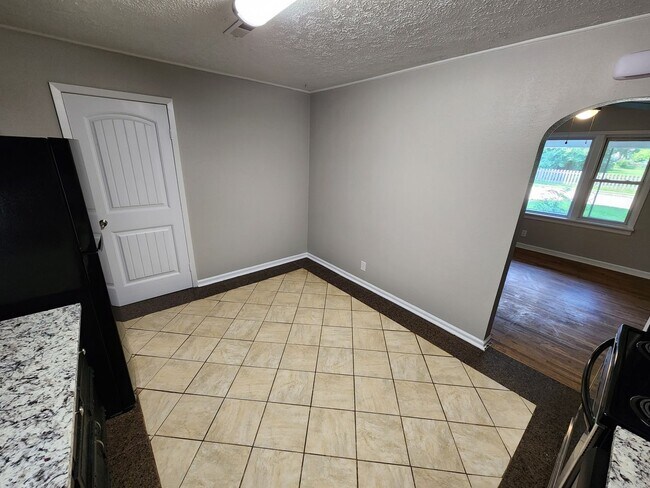 Building Photo - Spacious 3-Bedroom, 2-Bathroom Home AVAILA...