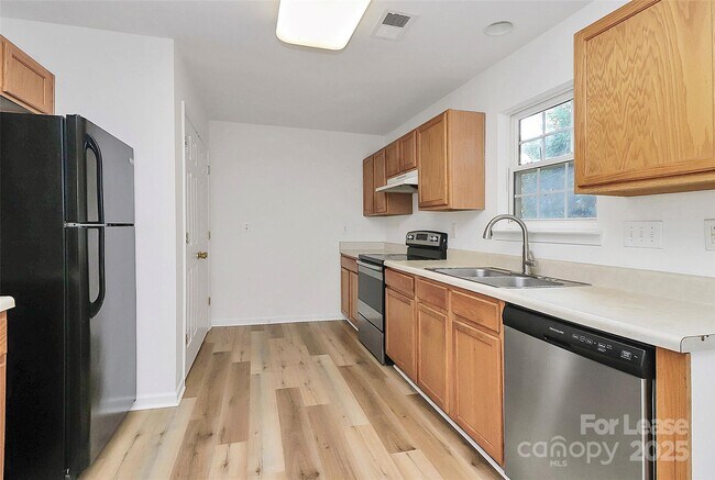 Building Photo - 1215 McAllister Dr