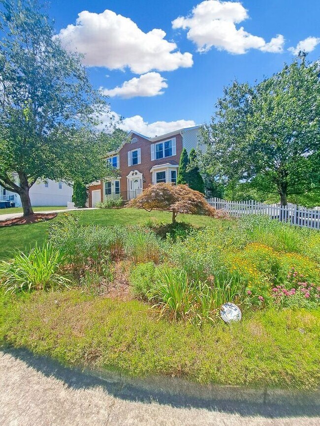 Building Photo - Amazing 4 Bedroom, 4 Bath SFH Corner Lot, ...