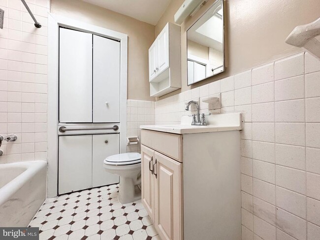 Building Photo - 219 Longshore Ave