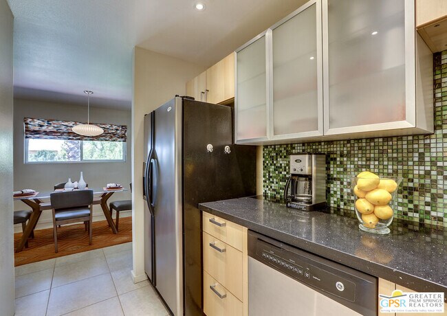 Building Photo - 420 N Villa Ct