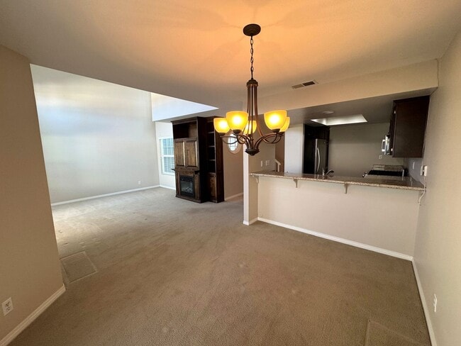 Building Photo - Townhome-Style 2BR/2.5BA + Loft | East Ventura (Beacon Court Community)