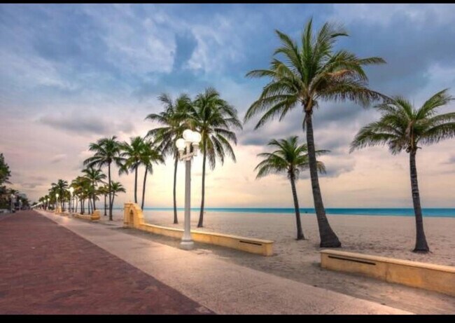 Building Photo - 2213 Lincoln St