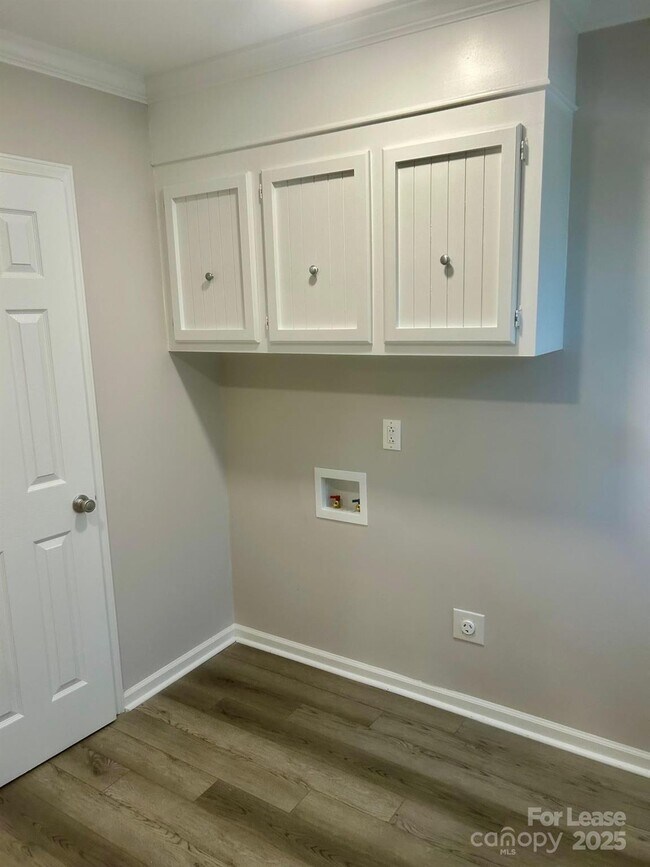 Building Photo - 725 Brookside Dr
