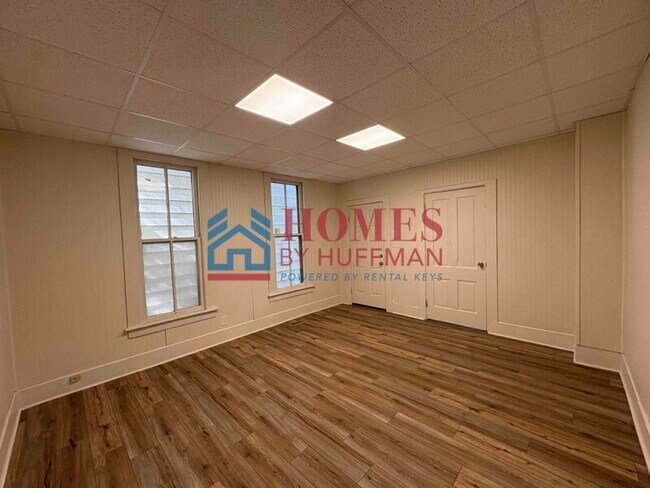 Building Photo - Three Bedroom | Detached Garage