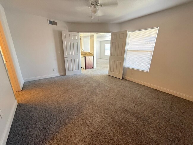 Building Photo - SPACIOUS 2BED/2BATH CONDO IN A GATED COMMUNITY!