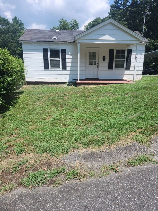 Building Photo - COMING SOON! SPACIOUS 2/1 HOUSE!