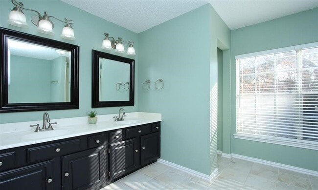Building Photo - 11303 Golden Ray Dr