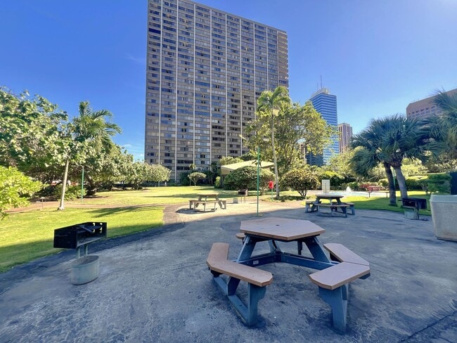 Building Photo - Kukui Plaza - 3 Bedroom 2 Bath 1 Parking