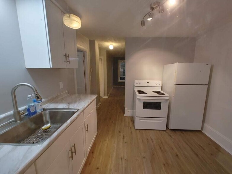 Entry - 1427 Winchester Ave