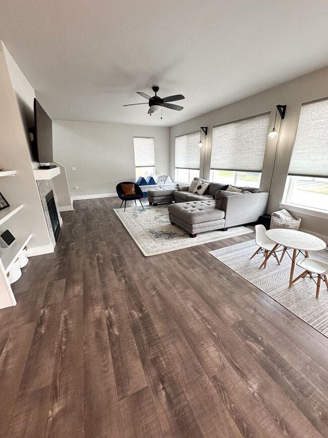 Building Photo - MASSIVE, CUSTOM 4B/2.5B Eagle River Home! ...