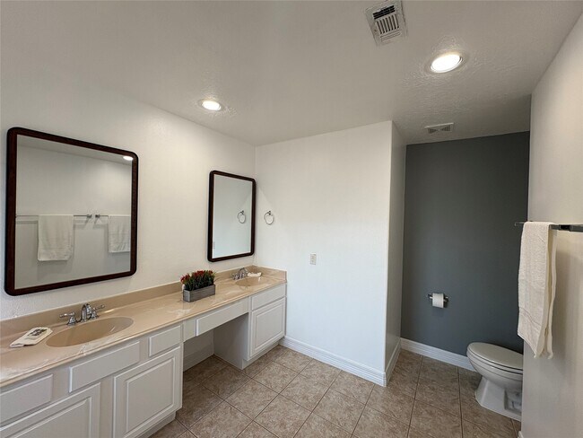 Building Photo - 3710 Sherwood Ln