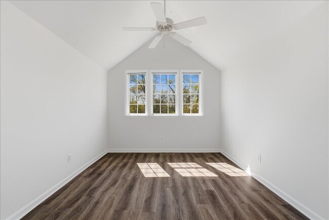 Building Photo - "Luxurious 2-Bed Condo with, loft, Granite Elegance & Hardwood Charm in Reston, VA!"