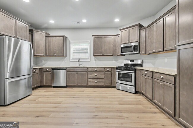 Building Photo - 270 S Ridge