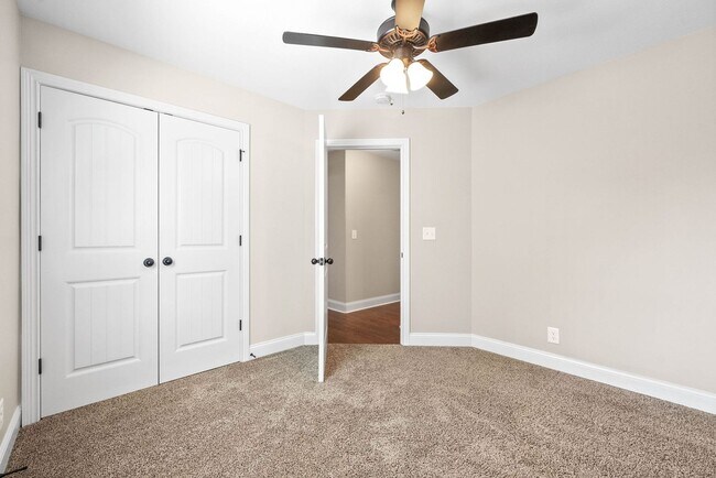 Building Photo - Pet Friendly Three Bedroom!