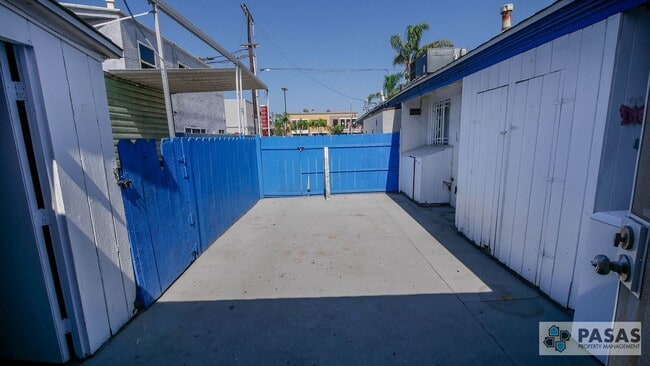 Building Photo - Beachside Living – Stylish 1BR with Washer...