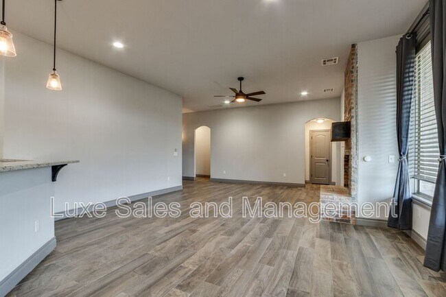 Building Photo - 6133 Oxnard St