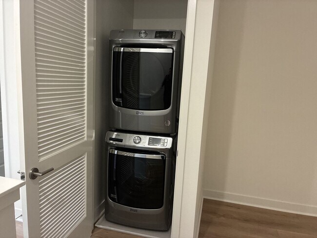Building Photo - Modern 3-story townhouse in Ontario-MOVE-IN SPECIAL $2595 FOR FIRST 3 MONTHS!
