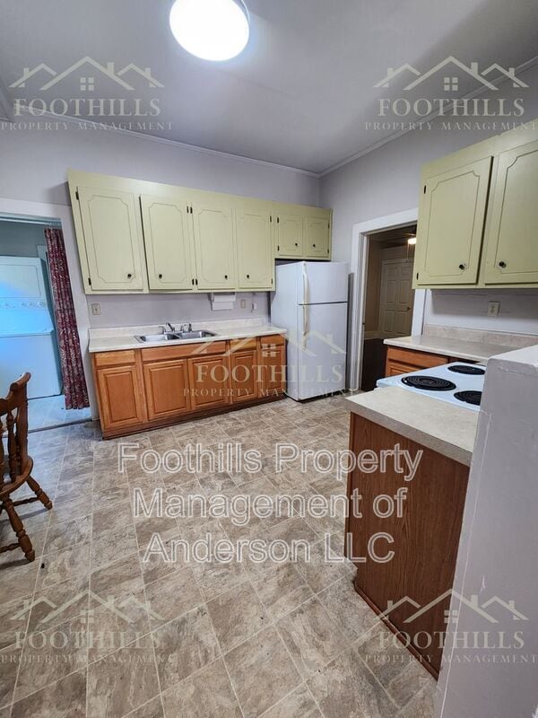 Building Photo - 37 Sirrine St