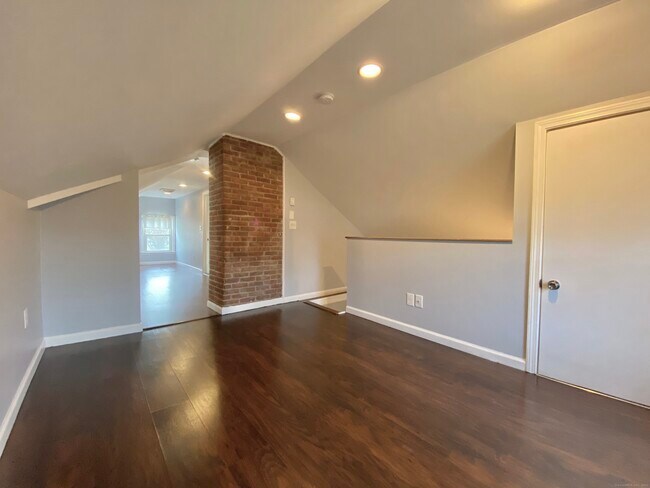 Building Photo - 446 Huntington Rd
