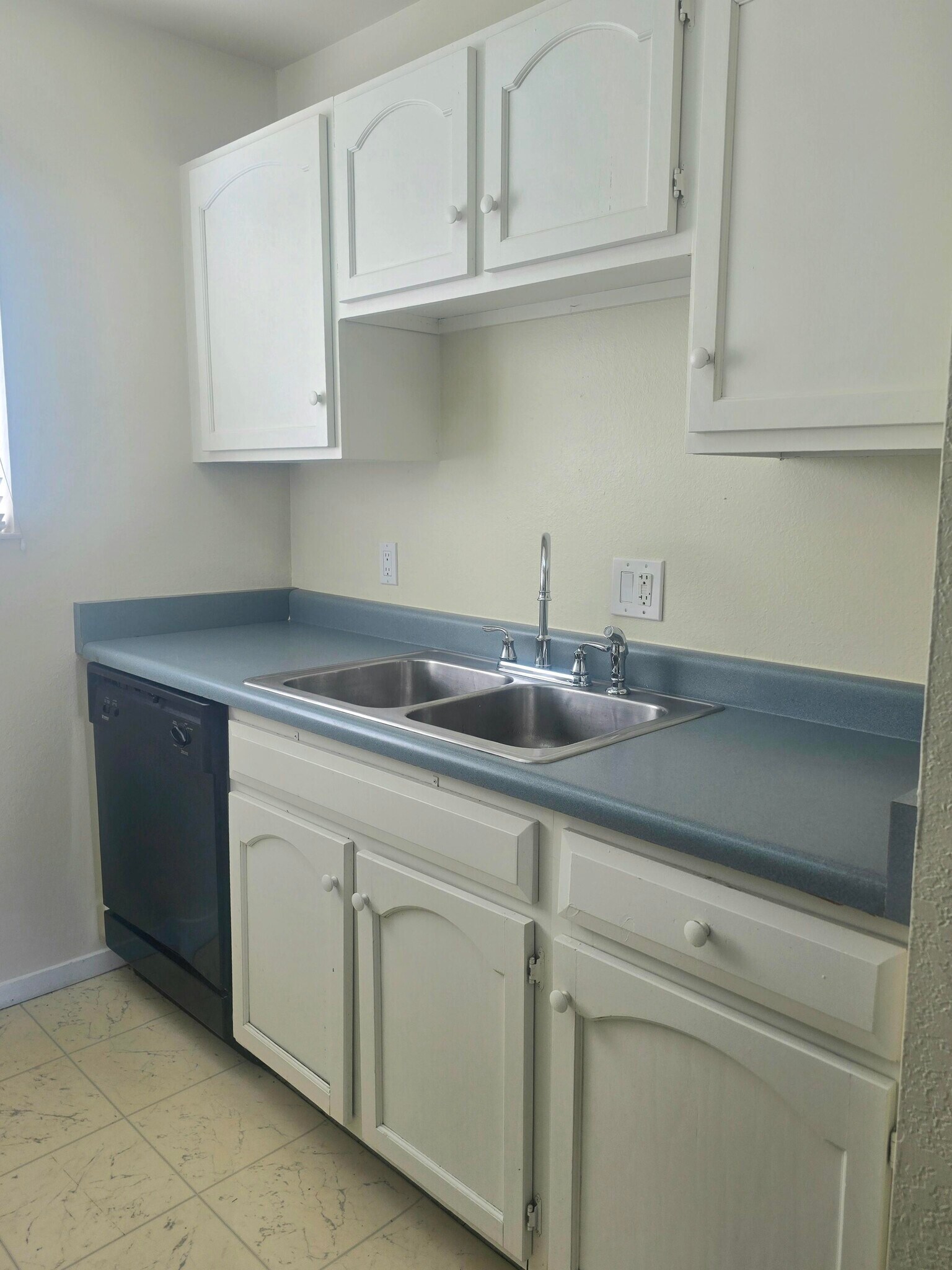 Building Photo - 3150 Lakeside Dr