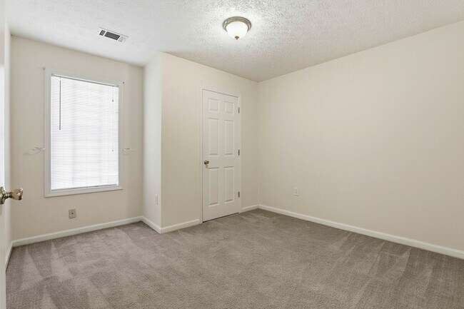 Building Photo - 3BR Split Level with 2 Car Garage in Jonesboro