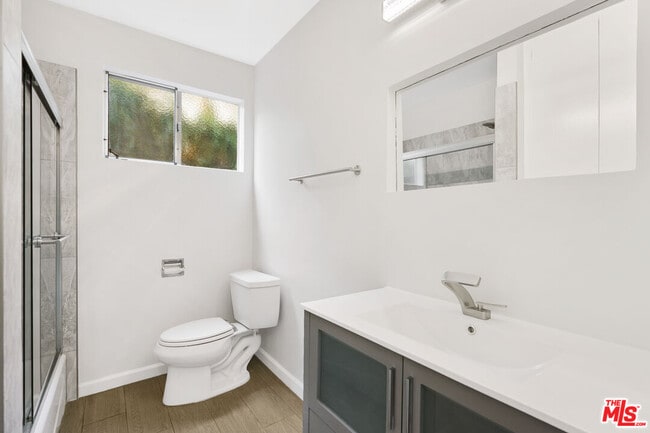 Building Photo - 2488 Beachwood Dr