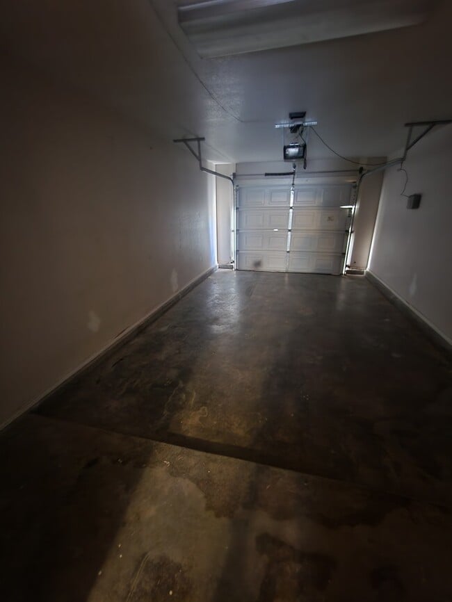 Building Photo - 3 bed 2 bath 1 car garage