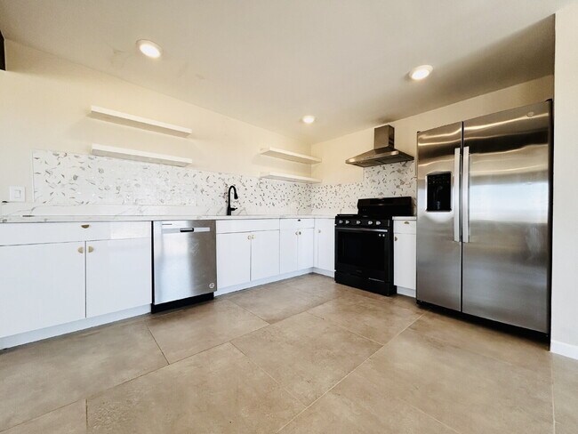 Building Photo - Quiet 2 bd House Surrounded by Open Desert