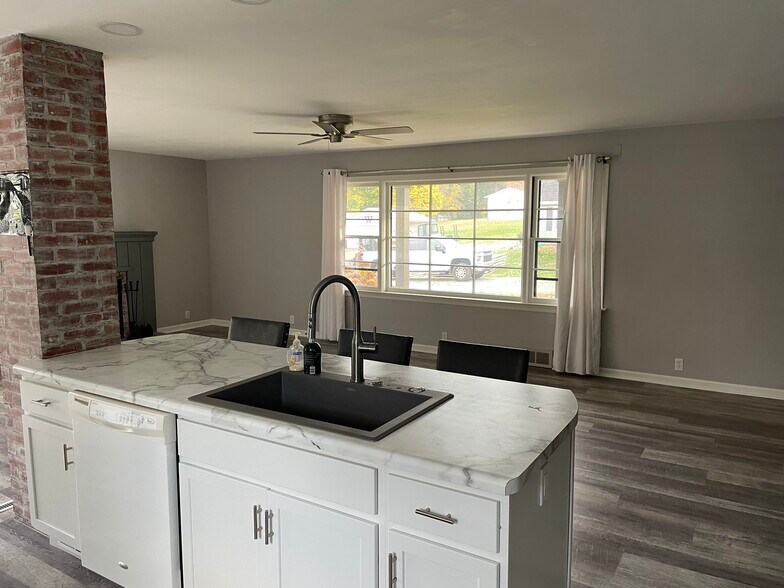 Building Photo - 526 Bank St