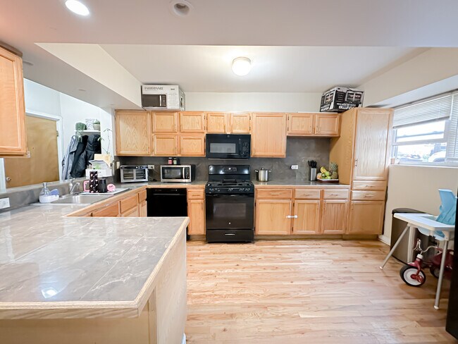 Building Photo - 5335 N California Ave