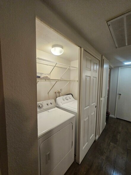 Laundry area - 1454 Santa Anita Dr