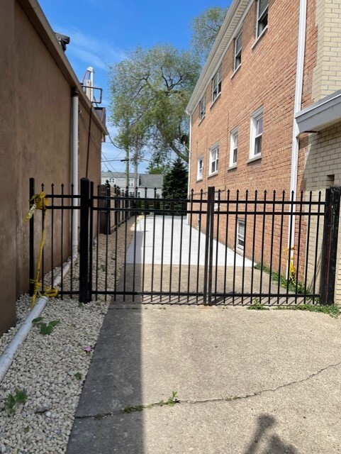 Building Photo - 4570 N Narragansett Ave