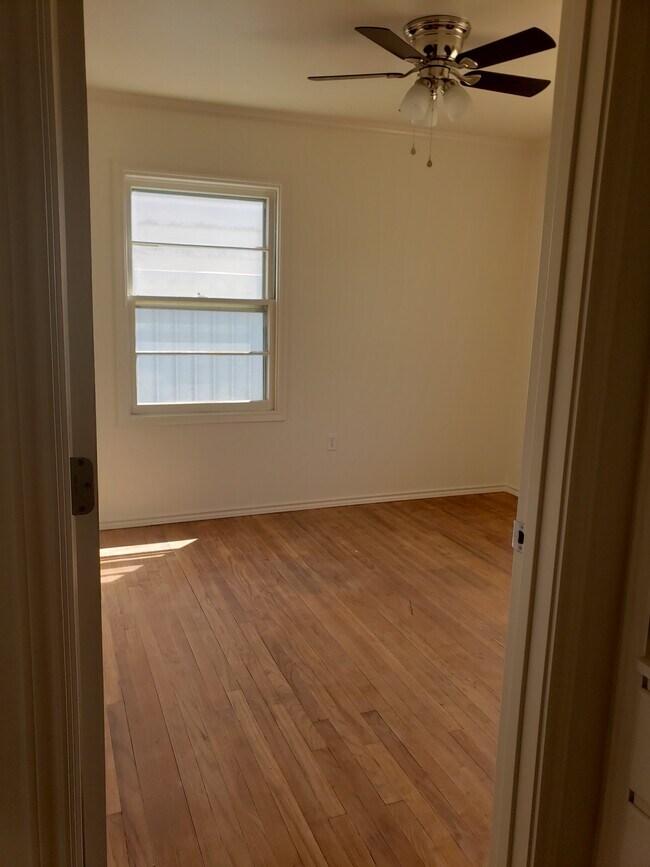 South bedroom 1st view - 4823 37th St