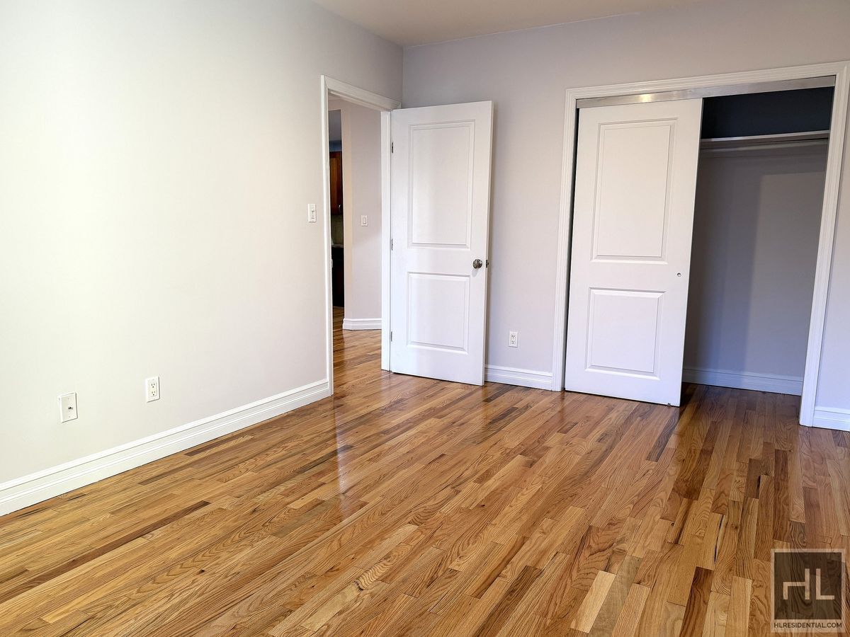 Building Photo - 6 AVENUE