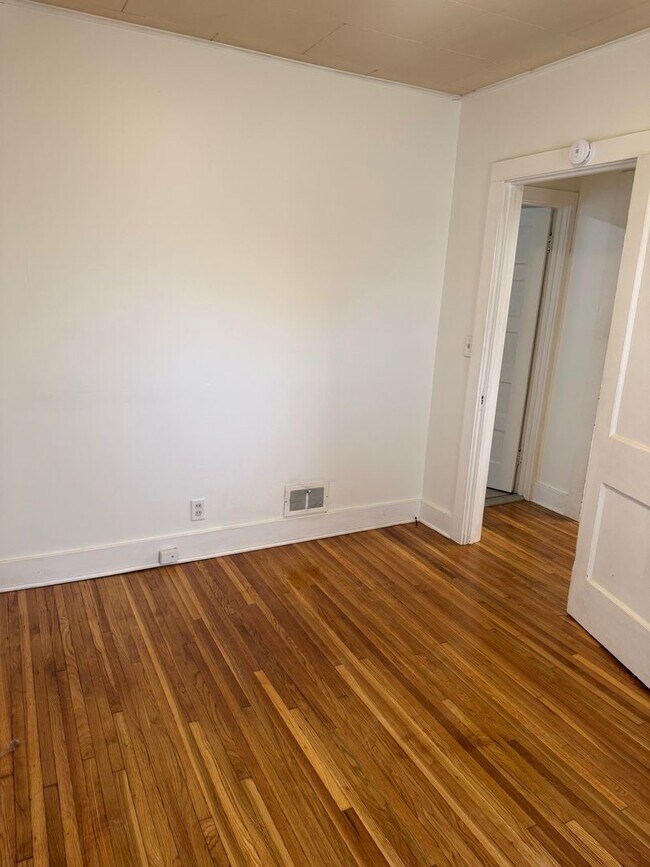 Building Photo - Cozy 2 Bedroom Home – Lawn Care & Snow Removal Included!