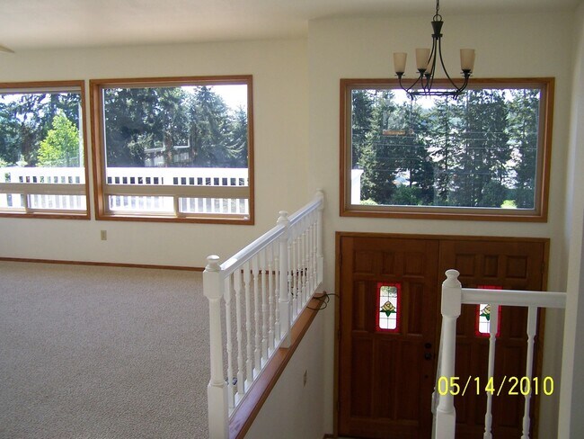 Building Photo - Spacious Home in Beautiful Neighborhood!