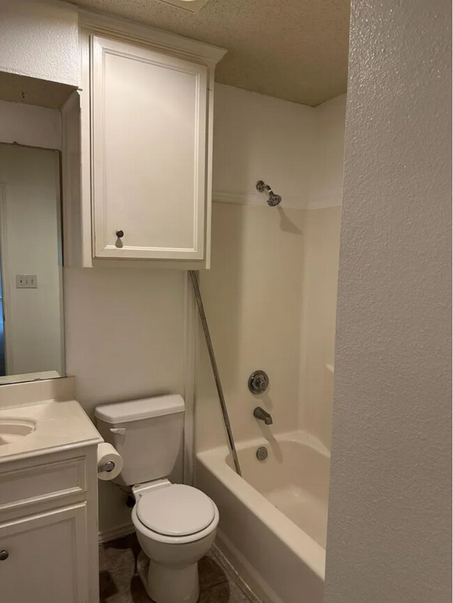 Building Photo - Spacious 3 Bedroom Home