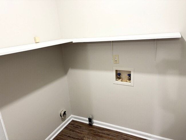 Building Photo - Welcome to this charming 2-bedroom, 1-bath...