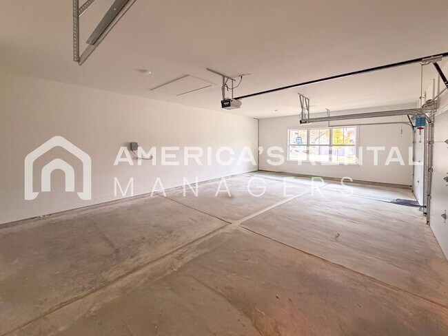 Building Photo - Luxury Meets Convenience: New 4 Bed, 3.5 B...