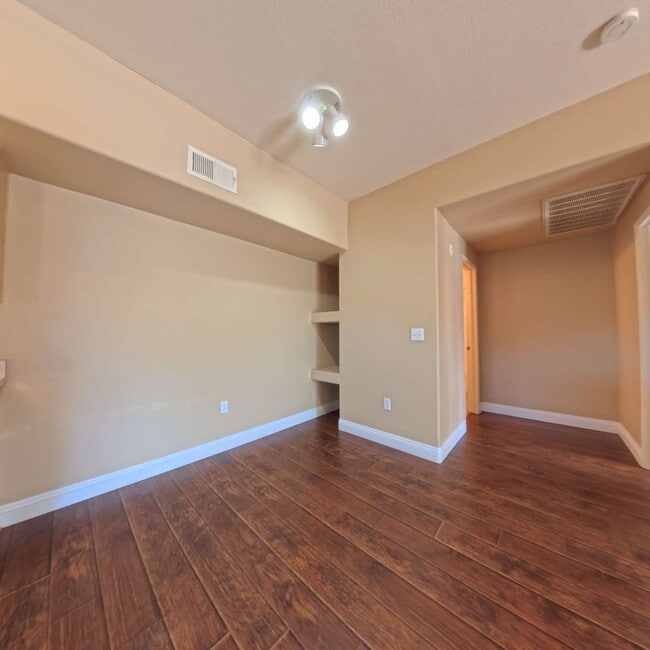 Building Photo - Lovely 2 Bed, 2 Bath Condo at South Gate!